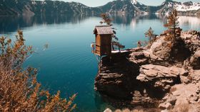 群山湖水栈桥天空风景