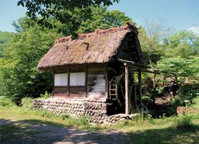 森林草原偏僻茅草石墩小屋