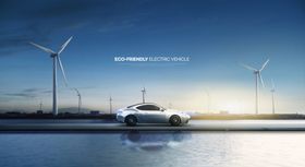 夕阳下汽车与风力发电机