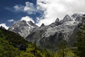 雪山天空